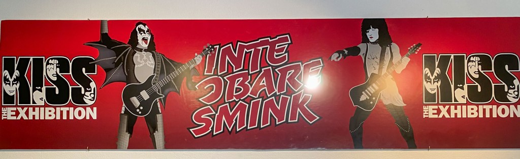 Gatufoto och KISS. Vi besöker två utställningar i Falköping.