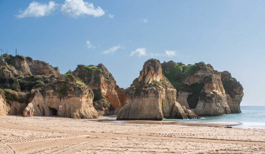 De vackra klipporna i Alvor och ett litet&nbsp;benkapell.